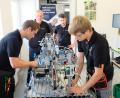 Bild: do
Die deutschen Meister Jonas Fuhrich (links) und Felix Thaller (rechts) vertreten als Team Germany die bundesdeutschen Farben bei den WorldSkills der Berufe in Stuttgart. Den letzten Schliff holen sich die Rogers-Buben unter Anleitung von Ausbildungsleiter Johannes Beierl und Trainer Johannes Strößner im Ausbildungszentrum von Rogers in Eschenbach.