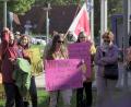 Bild: Graf, Jakob
Rund 40 Teilnehmer, größtenteils Mitarbeiter der Kliniken AG, demonstrieren gegen die mögliche Privatisierung der Kliniken-Labore.
