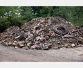 Bild: bkr
Ein großer Haufen Bauschutt mit Altreifen, Plastik und sonstigen diversen Materials blieb nach dem Aussieben der 1000 Kubikmeter Erdreich aus der Sandelgasse übrig