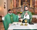Bild: no
Gemeinsam mit Pfarrer johannes Arweck feierte Pater Praveen (links) das erste Messopfer in der Pfarrkirche St.Vitus.