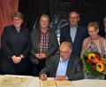 Bild: wel
Altbürgermeister und Ehrenbürger Johann Graßl trägt sich ins Goldene Buch der Gemeinde ein, ihm folgen (von rechts) Michael Albang, Ludwig Walbrun und Josef Zwack. Anita Graßl (zweite von rechts) und Bürgermeisterin Anita Forster freuen sich mit den Geehrten.