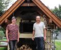 Bild: kro
Der Stolz von Andrea und Konrad Weiß ist der eigene Backofen im Garten, den sie 2015 selbst bauten.