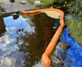 Bild: Feuerwehr Kemnath/exb
Zu einem Gefahrstoffeinsatz kam es am Mittwochnachmittag in Pullenreuth. Bei Reinigungsarbeiten war Öl über die Kanalisation in den Höllbach geflossen. Feuerwehr, Polizei und Wasserwirtschaftsamt waren im Einsatz.