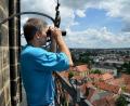 Bild: Petra Hartl
Thilo Wiesent vom Landesbund für Vogelschutz (LBV)
auf dem Martinsturm in Amberg. Der Turm soll jetzt auch wieder für die Öffentlichkeit zugänglich gemacht werden.