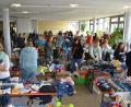 Bild: kki
Nicht nur die Aula, sondern auch alle Gänge der Pirker Schule sind mit Verkaufstischen belegt.