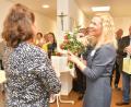 Bild: Andreas Pastuska/exb
Gabriele Dotzer (links), Leiterin der Caritas-Schwangerenberatung für die Diözese Regensburg, dankt Raimunda Schulze, Leiterin der Caritas-Schwangerschaftsberatung in Weiden.
