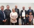 Bild: gis
Bei der Übergabe der Dankurkunde (von links): Pilgerführer Bernhard Meiler, Pfarrer Ferdinand Weinberger, Miriam Bär, Pfarrer Andreas Weiß, Johannes Popp mit seinen Kindern Agnes und Leonhard sowie Franz Lautenbacher.