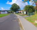 Bild: bsc
In der Badstraße mit dem Eingang zum Schwimmbad (rechts) wird es an heißen Sommertagen wegen parkender Autos oft eng. Mit einem Parkverbot und einem Tempolimit soll künftig für mehr Sicherheit gesorgt werden.