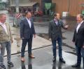 Bild: mez
Josef Scheidler (Zweiter von rechts) vom Erbendorfer Lagerhaus erläuterte MdB Albert Rupprecht (Dritter von rechts) die aktuellen Herausforderungen mit denen nicht nur Landwirte immer mehr zu kämpfen haben.