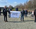 Bild: jr
Präsentierten bei strahlend blauem Himmel den Neubau der Klärschlamm-Entwässerungsanlage bei der Tirschenreuther Kläranlage: (von links) Josef Köstler (Bauamt), Bürgermeister Franz Stahl, Stadtbaumeister Andreas Ockl, Reinhard Renner (Ingenieurbüro Miller), Abwassermeister Martin Kühn, Bauunternehmerin Veronika Sirch und Bauleiter Albert Sturm, beide Firma Roth aus Wunsiedel.