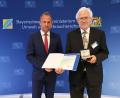 Bild: Bayerisches Staatsministerium für Umwelt und Verbraucherschutz
Der Schwandorfer LBV-Ehrenvorsitzende Professor Werner Schuler (rechts) erhält die bayerische Umweltmedaille aus den Händen von Staatsminister Thorsten Glauber.