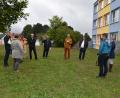 Bild: Stadt Schönsee/exb
Bei der Schule in Schönsee soll eine Blühwiese entstehen, um die sich dann die Schüler kümmern dürfen.