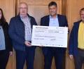 Bild: rgr
Herbert Putzer, Vorsitzender der Kinderkrebshilfe in der Region Oberpfalz Nord (Zweiter von links) nimmt eine Spende von 1500 Euro entgegen. Mit im Bild zeigt Kulturmanagerin Birgit Plößner sowie Benno Englhart (rechts) und Bürgermeister Edgar Knobloch.