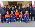 Bild: sl
Die erfolgreichen jungen Feuerwehrler mit den Schiedsrichterin, Ausbildern sowie Vorsitzendem Peter Schwabl und Bürgermeister Anton Kappl