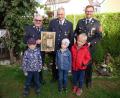 Bild: hmr
Das neue Ehrenmitglied der Freiwilligen Feuerwehr Waldsassen Wilfried Reichl (Mitte) mit Vorsitzendem Dr. Wolfgang Fortelny (links), Kommandant Tobias Tippmann (rechts) und "drei Nachwuchsfeuerwehrlern in Lauerstellung", wie es bei der Übergabe der Urkunde hieß.