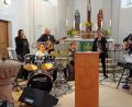 Bild: bk
Sie erfüllen den Auftrag Gottes: Die Lobpreisband "Kairos" mit (von links) Andrea Faltermeier, Andreas und Claudia Scheidler, Katrin und Christian Seidl, Hermann Prölß und Sohn Valentin am Schlagzeug.