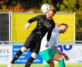 Bild: Schrems
Tirschenreuths Kapitän Bastian Popp (links) klärt in dieser Szene mit einem wuchtigen Kopfball vor Lukas Trösch vom SV Mitterteich II. Die Kreisliga-Partie endete am Freitagabend torlos.