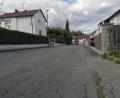 Bild: vsr
Die Blumenstraße im Ortsteil Scheibe ist das große Sorgenkind der Gemeinde Krummennaab. Der Kanal muss saniert werden.