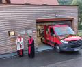 Bild: lei
Das neue Tragkraftspritzenfahrzeug der Feuerwehr Hirschbach bekam den kirchlichen Segen.