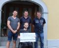 Bild: von Stern/exb
Daniel Maierhofer (rechts) und Alexander Prey (links) überreichten den Spendenscheck an Christian Schober.