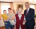 Bild: Stadt Tirschenreuth/exb
Annemarie Völkl (Mitte) feierte ihren 95. Geburtstag. Es gratulierten Bürgermeister Franz Stahl (rechts), Schwiegertochter Doris Völkl (hinten, mit Urenkel Noah) sowie Schwiegerenkelin Julia Völkl (links, mit Urenkel Jonas).