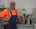 Bild: jr
Klärwärter Reinhold Bauer mit Proben des Klärschlamms im betriebseigenen Labor in der Kläranlage.