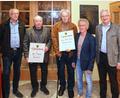 Bild: njn
Der TSV Erbendorf ernannte in Dank und Anerkennung ihrer Verdienste Willi Müller (Dritter von rechts) zum Ehrenvorsitzenden und Anton Rupprecht (Zweiter von links) zum Ehrenmitglied. Mit auf dem Bild (von links) Spartenleiter Bernt Rose, TSV-Vorsitzender Bernhard Reis und Bürgermeister Johannes Reger.