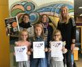 Bild: Grund- und Mittelschule Wndischeschenbach/exb
Die Gewinnerinnen Sonja Peschl, Mia Bäumler und Alaxa Peschl (von links), mit Rektorin Annette Spreitzer-Hochberger, Christine Wolf und Julia Eiber.