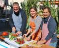 Bild: Gerd Spies
Kochen und essen, was um die Ecke wächst. Oberbürgermeister Michael Cerny, Klimaschutzmanagerin Corinna Loewert (Mitte) und Heike von Eyb (Koordinatorin für kommunale Entwicklungspolitik) zeigen, wie es geht.