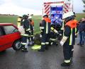 Bild: bjp
Das "Waldbrandopfer" wurde zum Glück nur von Jugendfeuerwehrler Alexander Hey gespielt, der sich am Ende der Trabitzer Feuerwehr-Aktionswochenübung wohlbehalten von der Bahre erhob. Doch alle vorherigen Schritte des Löschens, Rettens, Bergens und Schützens exerzierten die drei Feuerwehren zur Freude von Vizebürgermeister Josef Marzi (rechts) kompetent und ernstfallmäßig-diszipliniert durch.