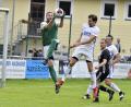 Bild: Hubert Ziegler
Torhüter Maximilian Heller (links) vom SV Schmidmühlen kann in dieser Szene nach einer Freistoßflanke den Ball sicher aus der Luft holen. Ralph Egeter (Mitte) vom TuS Schnaittenbach kommt nicht mehr rechtzeitig heran, während Philipp Hofmann (Zweiter von rechts, Schmidmühlen) und Spielertrainer Johannes Kohl (rechts, Schnaittenbach) Beobachter der Aktion sind.