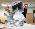 Bild: Taneèek David
Die Mitglieder der Wahlkommission des 77. Wahlbezirks in Hradec Kralove leeren eine Wahlurne, nachdem die Stadtratswahlen beendet wurden. In Tschechien fanden am 24. und 25. September die Kommunalwahlen und die erste Runde der Teilsenatswahlen statt.
