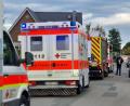 Bild: Nord-West-Media TV/NWM-TV/dpa
Rettungskräfte stehen vor dem Einfamilienhaus in Fürstenau.