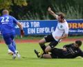 Bild: Dieter Jäschke
In letzter Sekunde wird der Reuther Yannick Schieder von Firat Tuna (TSV Erbendorf) gebremst, der Erbendorfer Torwart Michael Heisig muss nicht eingreifen. Das Steinwald-Derby endete 1:1.