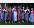 Bild: Hirsch
Stolz präsentieren Sabine Schindler, Andrea Roidl, Corinna Lippert, Agnes Schwendner, Sofie Meiller, Andrea Schlosser, Petra Meiller und Beate Dirscherl (von links) ihre selbst genähten Dirndl.