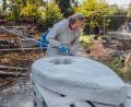 Bild: sfo
Bojana Križanec aus Slowenien bearbeitet Marmor. Aus ihm kreiert sie eine Art Stecknadel – ihr Werk soll an das Innehalten erinnern. Auf der rechten Seite im Hintergrund bearbeitet Bildhauer Herbert Lankl aus Thanhausen einen Granitblock. Auf seinem Grundstück veranstaltet er derzeit ein Steinsymposium, zu dem auch Bürgerinnen und Bürger eingeladen sind.