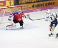Bild: Roland Rappel
Der Weidener Stürmer Luca Gläser vergibt frei vor Goalie Timo Pielmeier eine Großchance. Die Blue Devils verloren am Sonntag beim Deggendorfer SC mit 1:3.