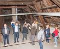 Bild: Thomas Sporrer
Franz Krapf (Vierter von links) erläutert Aufbau und Details des Dachstuhls auf dem Amtsgerichtsgebäude im Fischhof. Die Konstruktion ist in Teilen über 300 Jahre alt.