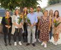 Bild: wel
Rektorin Christine Schneider (dritte von rechts) und der zum stellvertretenden Schulleiter ernannte Lehrer Peter Grosser (vierter von links) begrüßten die neuen Lehrkräfte (von links) Christine Weiderer, Melanie Obermeier, Annika Lanzl, Michael Pröls, Annika Pirzer und Theresa Beer