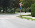 Bild: e
Der Kreisverkehr der Sebastian-Kneipp-Straße, an dem rechts die Schulstraße abzweigt: Seit Jahren kommt es dort wegen eines Kanalproblems bei Starkregen zu Überschwemmungen.