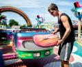 Bild: Hauke-Christian Dittrich/dpa
Ein Aufbauhelfer verbaut die Gondeln des Fahrgeschäfts "Krake" auf einem Volkfest. In Haan hat es mit einem solchen Fahrgeschäft nun einen Unfall gegeben.
