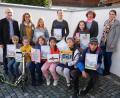Bild: hmr
Strahlende Gesichter gab es bei der Preisverleihung zum Abschluss des Sommerferien-Leseclubs der Stadtbücherei Waldsassen. Mit im Bild (stehend, von links) Zweiter Bürgermeister Karlheinz Hoyer und Andrea Burger sowie (stehend, von rechts) Andrea Ernstberger und Gerda Sommer.