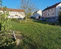 Bild: Portner
Die öffentliche Grünfläche im Dreieck zwischen Tannenweg, Weidenweg und Birkenweg ist derzeit nur mit zwei Bänken bestückt. Der Wunsch eines Anliegers, hier einen Kinderspielplatz einzurichten, scheitert im Stadtrat.