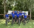 Bild: Ralph Huber/exb
Für das HCA auf dem Mountainbike schnell unterwegs: (vorne, von links) Janosch Kasper, Niklas Kohl, Felix Bleisteiner, Karl Harzer, (hinten, von links) Linus Kießling, Paul Graf, Paul Burkhard, Ben Paulus. Hinten die Betreuer Jochen Tuchbreiter, Jana Gottsche und H. Paulus.