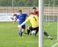 Bild: Gebert
Der ATSV Tirschenreuth gewann am Samstag bei der (SG) SV Schönhaid I/SpVgg Wiesau II mit 2:0. Hier scheitert der Tirschenreuther Florian Lange (rot-schwarzes Trikot) an Torwart Christian Mötsch, links Timo Höfer.