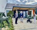 Bild: Martina Beierl/exb
Erleichterung für Mütter mit Kinderwägen: Die Beratungsstelle für Schwangerschaftsfragen am Gesundheitsamt in der Adalbert-Stifter-Straße 18 in Amberg ist jetzt barrierefrei zugänglich. Darüber freuen sich auch Landrat Richard Reisinger (Zweiter von links) und Direktor Roland Brey.