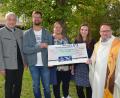 Bild: dob
Dekan Alexander Hösl und Kirchenpfleger Günter Hassmann (links) sowie die stellvertretende Leiterin der Kindertagesstätte Don Bosco, Andrea Meisinger (Zweite von rechts) freuen sich, dass sie von Michael und Stephanie Töppel (von links), einen Spendenscheck in Höhe von 4000 Euro für die Sanierungsmaßnahme überreicht bekommen.