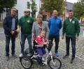Bild: jr
Bei der Übergabe des Therapie-Dreirads mit dabei waren (von links) Reinhard Graf vom Verein "Sweet Sweet Smile", KSRK-Vorstandsmitglied Robert Hoyer, Yuliia Malinzenko mit Tochter Anna, Manuel Kett vom Sanitätshaus Betzlbacher und KSRK-Vorsitzender Wolfgang Danler.