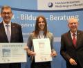 Bild: Hirsch
Handwerkskammer-Präsident Georg Haber (links) und Geschäftsführer Jürgen Kilger (rechts) zeichneten Eva-Maria Bauer (Mitte) als beste Kauffrau-Absolventin Ostbayerns aus und überreichten ihr bei der Siegerehrung in Neunburg v.W. die Urkunden.