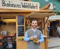 Bild: gru
Lavdim Mani ist der Juniorchef der Bio-Käserei Wohlfahrt aus Weißenberg. Er ist derzeit auf dem Oktoberfest in München im Einsatz, um den Oberpfälzer Käse an die Wiesn-Besucher zu verkaufen.